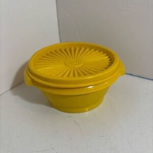 🛍️3/$30 Vintage yellow Tupperware round bowl‎ with lid
